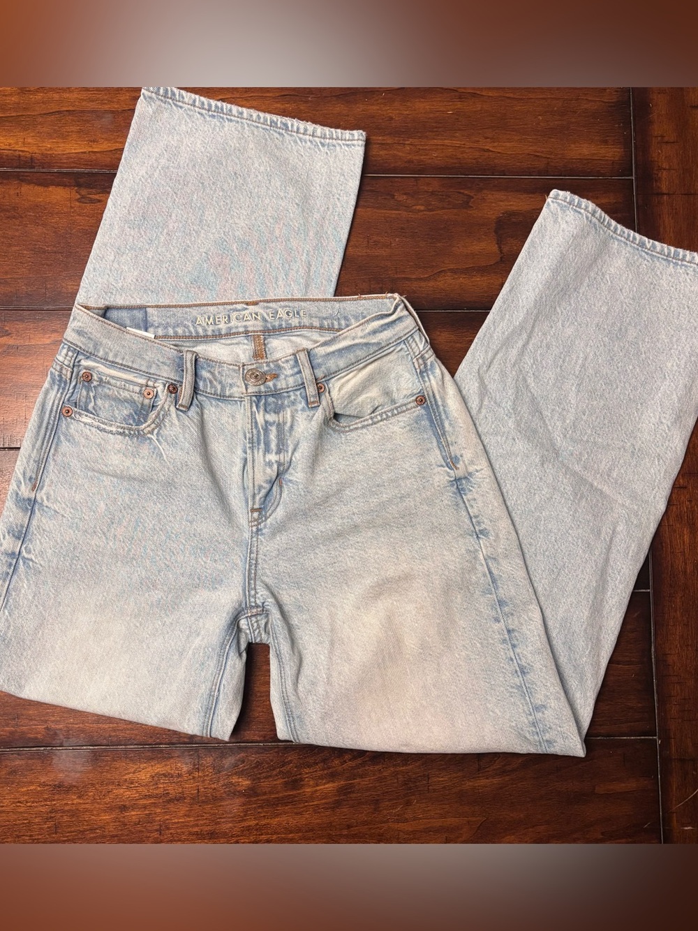 American Eagle Outfitters Light Wash Low-Rise Wide Leg Women’s Jeans